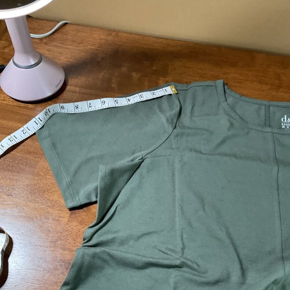 D&Co. Essentials Women's Top Sz 1 XL  Short Sleeve T-Shirt Green Seam In Center - Picture 7 of 10